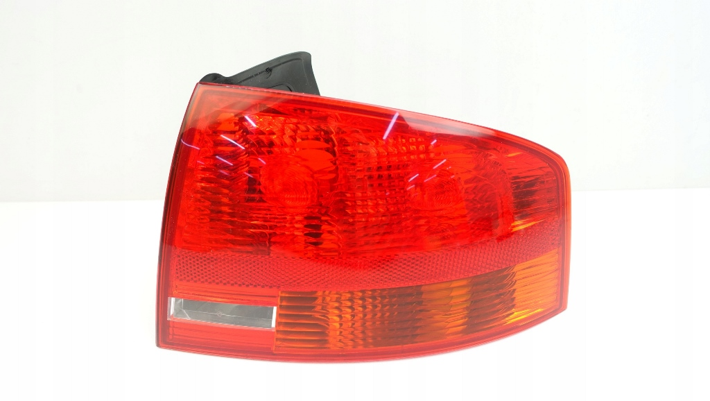 SAĞ DIŞ STOP LAMBASI AUDI A4 2005-2008 ARASI (DEPO)