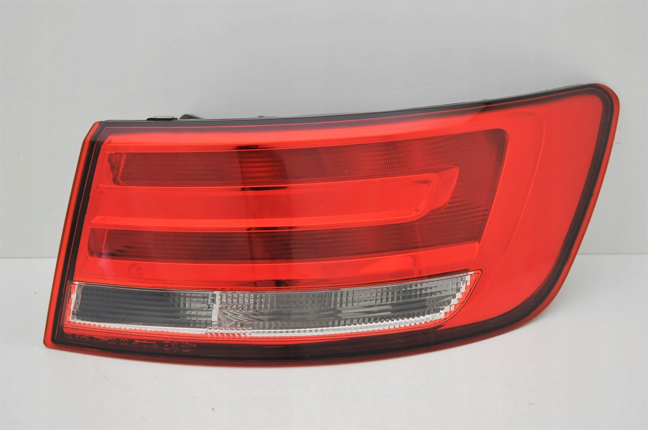 SAĞ DIŞ STOP LAMBASI LEDSİZ TİP AUDI A4 2015-2019 ARASI (DEPO)